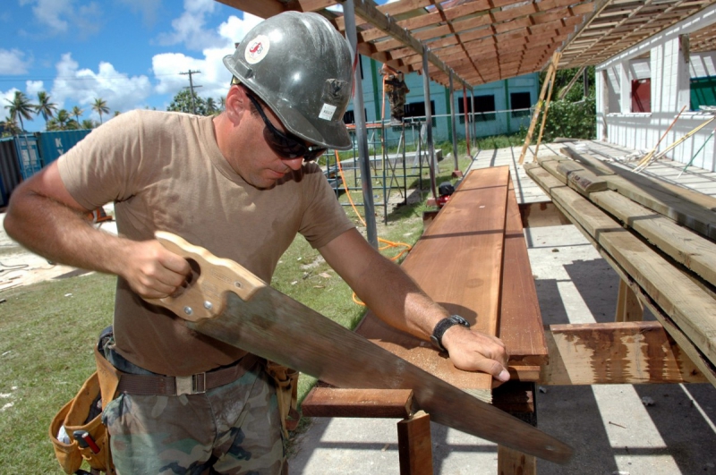 menuisier-MONTFERRAT-min_worker_construction_building_carpenter_male_job_build_helmet-893290